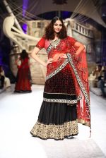 Model walk the ramp for JJ Valaya bridal show in Delhi on 23rd July 2013 (23).jpg